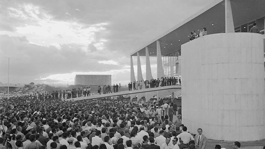 multidão na inauguração de Brasília
